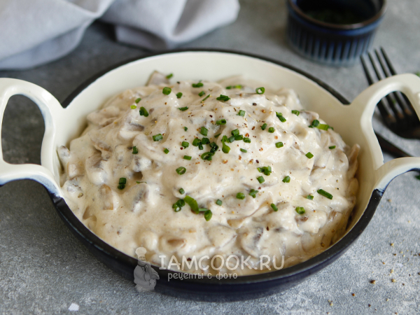 Шампиньоны в сливках с сыром на сковороде, рецепт с фото