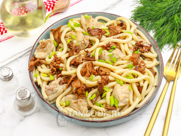 Паста с лисичками и курицей, рецепт с фото