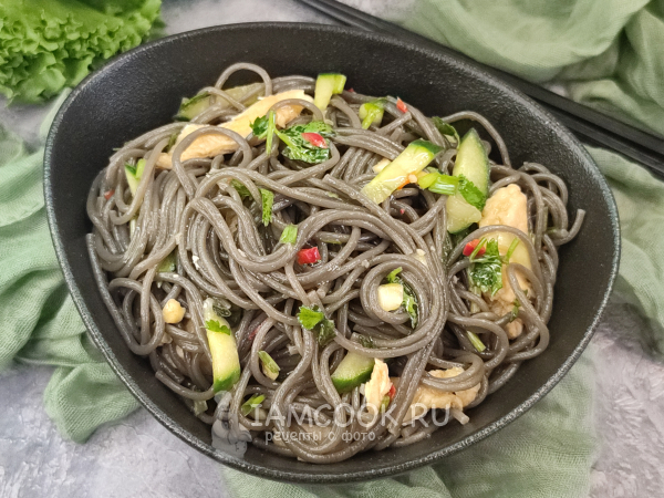 Черная лапша с курицей, рецепт с фото