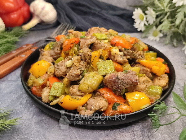 Свинина с кабачками и болгарским перцем, рецепт с фото