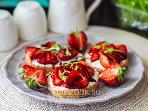 Брускетта с клубникой и сыром, рецепт с фото