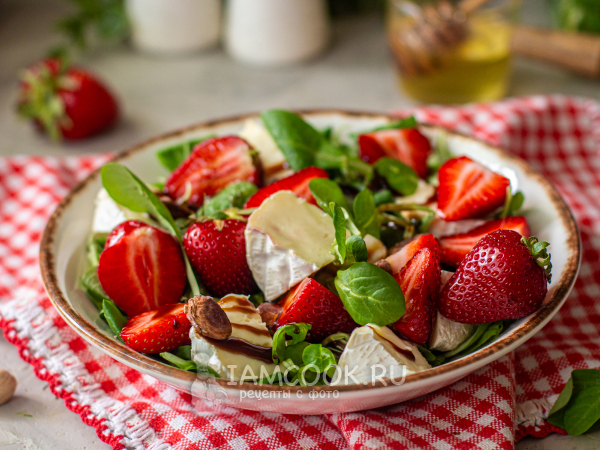 Салат с клубникой и сыром бри, рецепт с фото