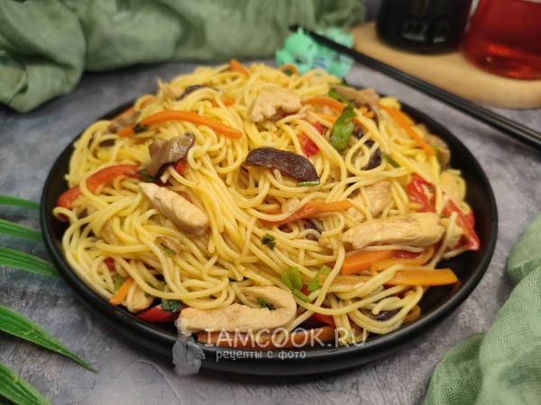 Лапша вок с курицей и грибами, рецепт с фото