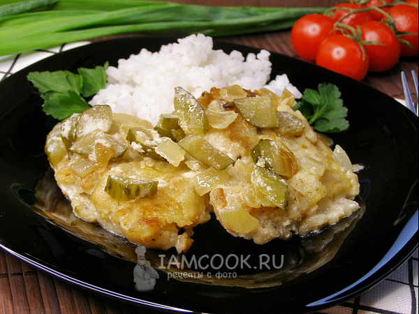 Минтай с солеными огурцами, рецепт с фото