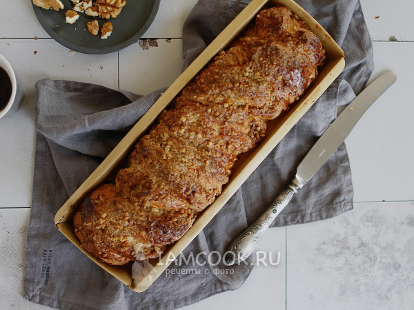 Плетенка из дрожжевого теста с начинкой, рецепт с фото