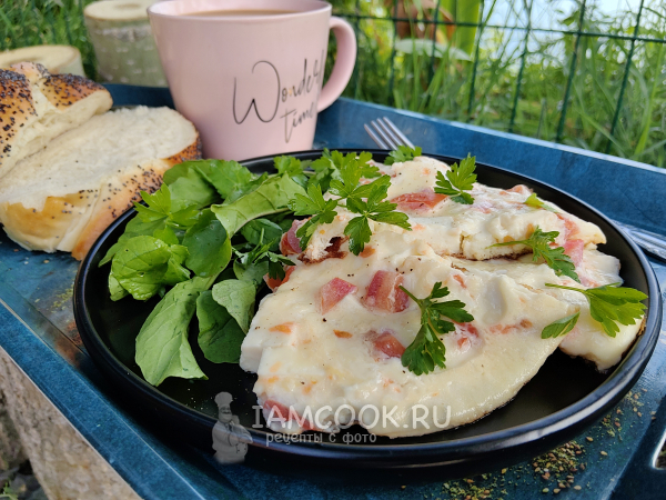 Омлет с адыгейским сыром и помидорами на сковороде, рецепт с фото