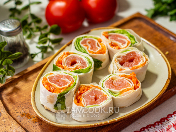 Рулет «Светофор» из лаваша с красной рыбой, рецепт с фото