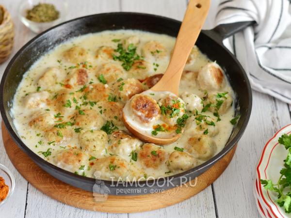 Фрикадельки в молочном соусе на сковороде, рецепт с фото