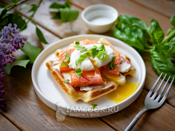 Венские вафли с лососем и яйцом пашот, рецепт с фото