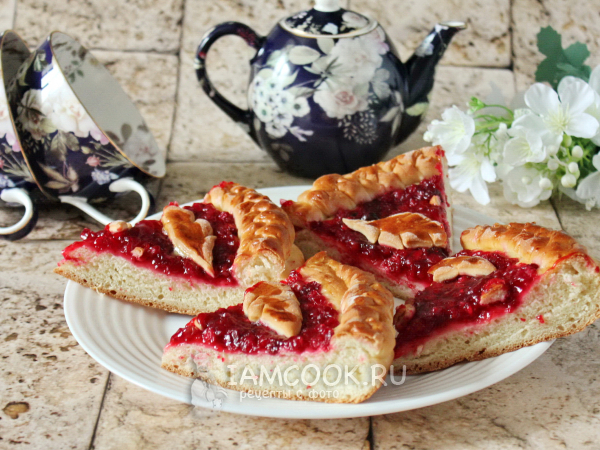 Открытый пирог с брусникой из дрожжевого теста, рецепт с фото