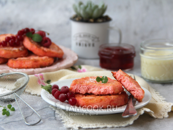 Розовые сырники, рецепт с фото