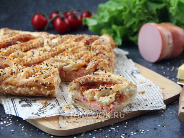 Пирог из слоеного теста с колбасой и сыром, рецепт с фото