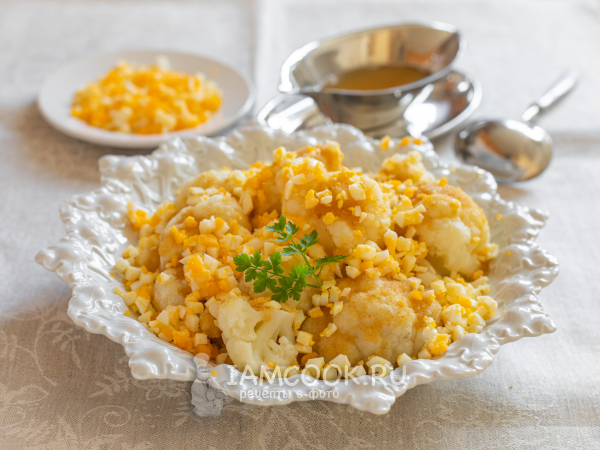 Цветная капуста с сухарями и яйцом, рецепт с фото