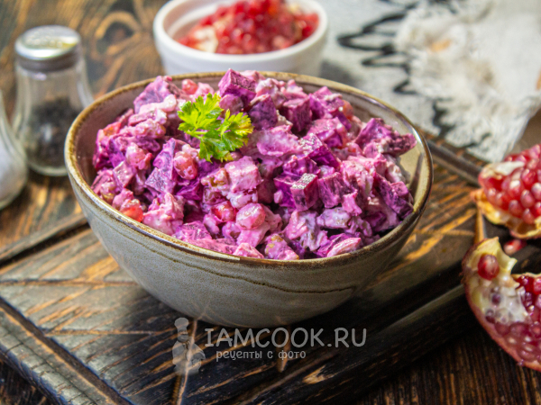 Салат со свеклой, курицей и грецкими орехами, рецепт с фото