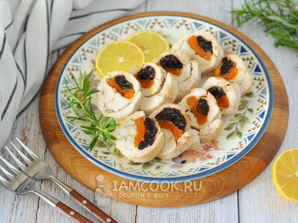 Куриный рулет с черносливом и курагой, рецепт с фото