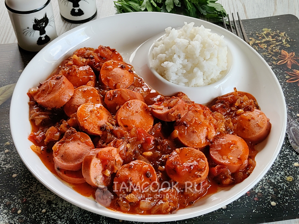 Сардельки в томатном соусе на сковороде, рецепт с фото