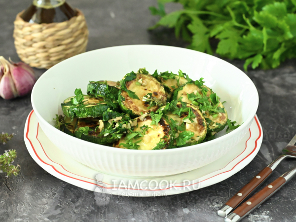 Жареные цукини с чесноком на сковороде, рецепт с фото