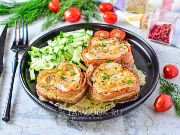 Медальоны из индейки с беконом, рецепт с фото