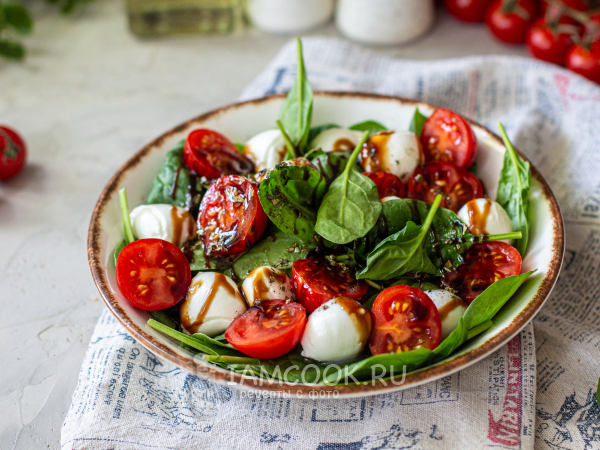 Салат со шпинатом, помидорами и моцареллой, рецепт с фото