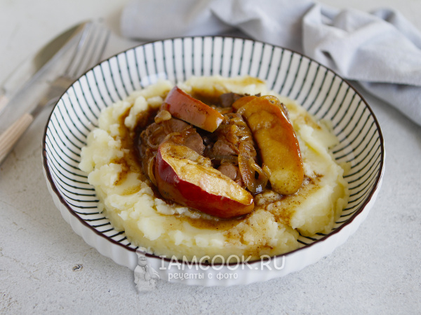 Запеченная куриная печень с яблоками в духовке, рецепт с фото