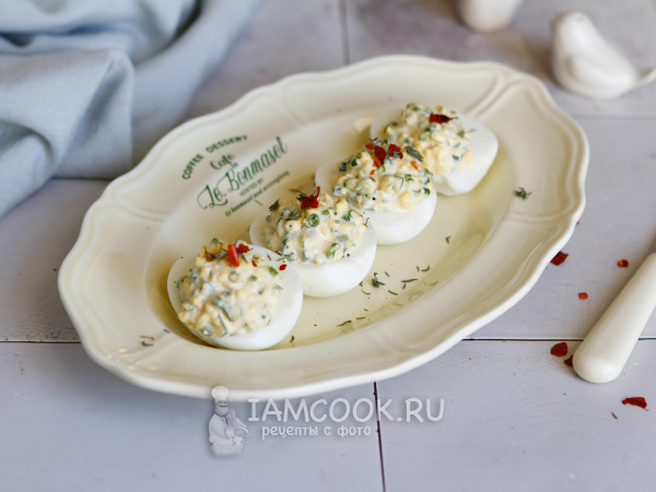 Фаршированные яйца с зеленым луком, рецепт с фото