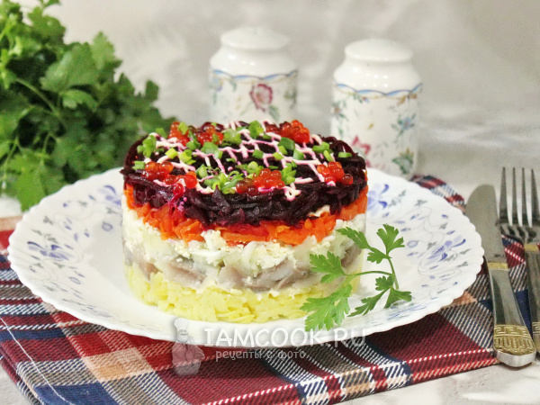 Селедка под шубой с маринованным луком, рецепт с фото