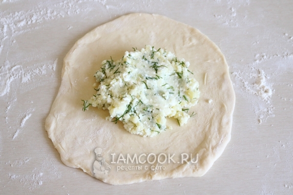 Положить на тесто начинку