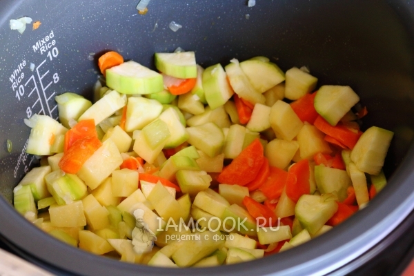 Положить овощи в мультиварку
