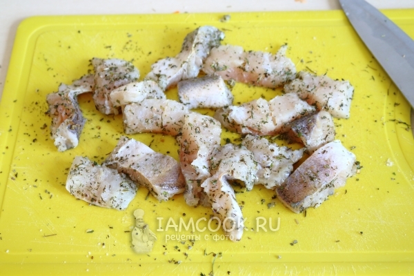 Посыпать солью и специями