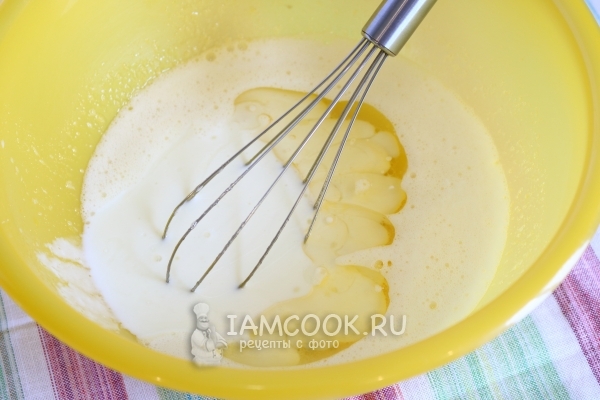 Влить масло и кефир