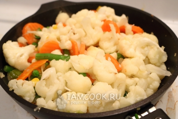 Положить цветную капусту к овощам