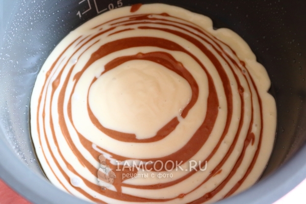 Вылить тесто в чашу мультиварки