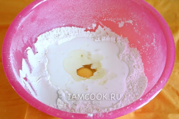 Добавить кефир, масло и яйцо