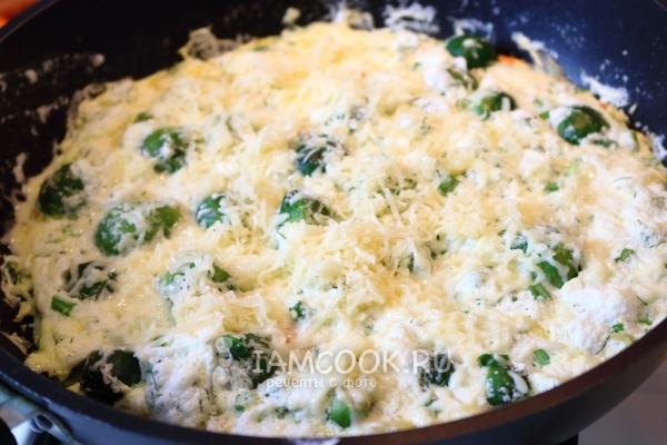 Посыпать сыром омлет