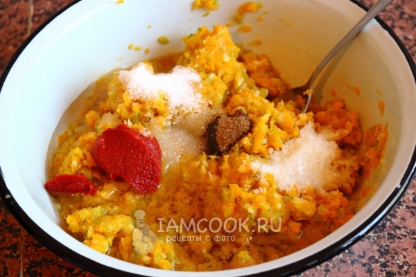 Добавить томатную пасту, специи, соль и сахар