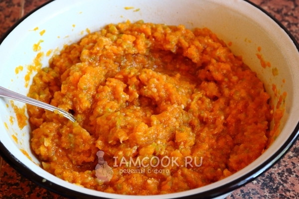 Размешать кабачковую икру