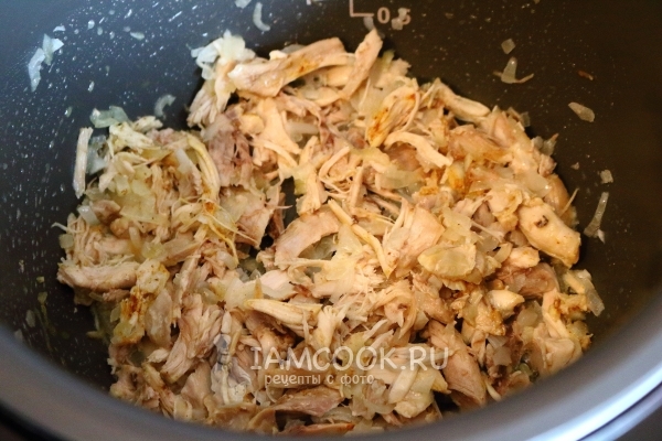 Обжарить лук с мясом