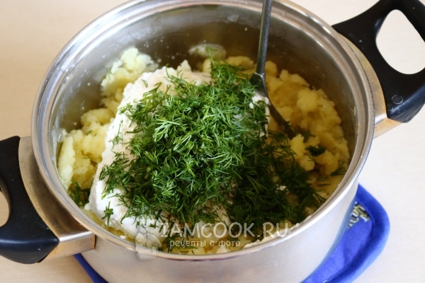 Добавить творог, чеснок и укроп