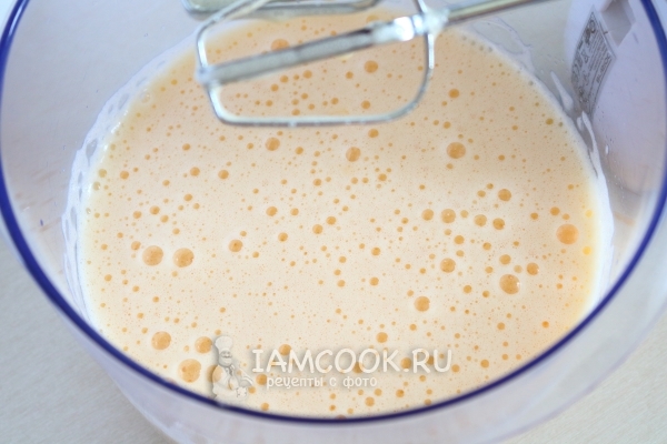 Взбить яйца с сахаром