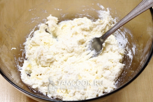 Соединить творог с бананом