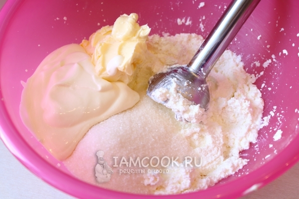 Добавить масло, сметану и сахар