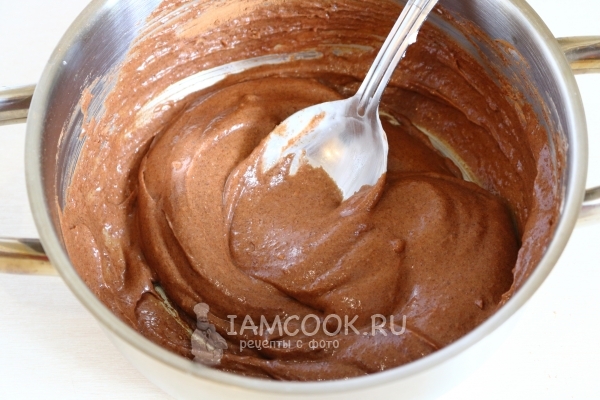 Размешать сметану с какао и сахаром