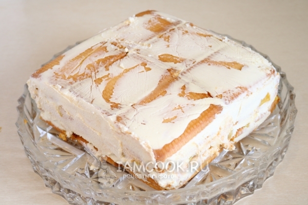 Выложить торт из формы