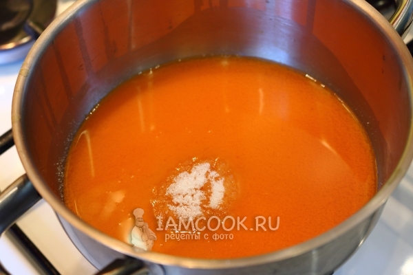 Соединить сок моркови и апельсина