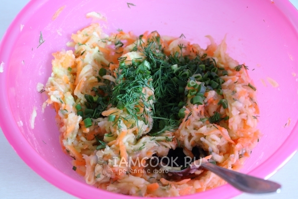 Положить укроп и зеленый лук