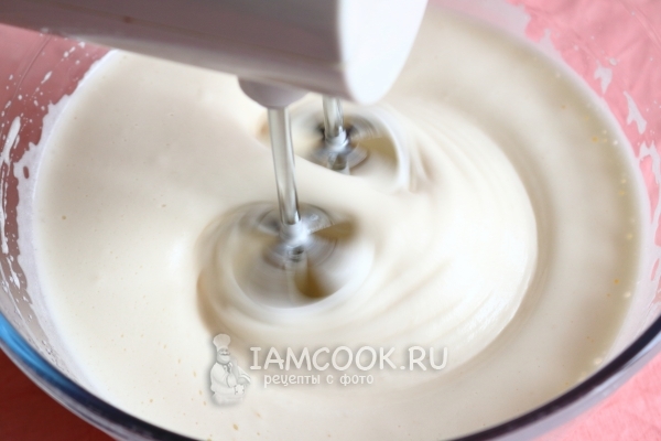 Взбить яйца с сахаром
