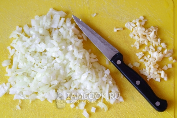 Измельчили лук и чеснок