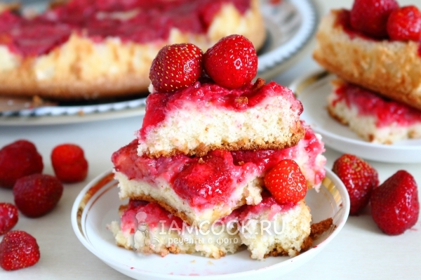 Рецепт шарлотки с клубникой в духовке