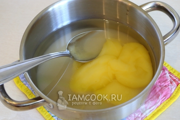 Соединить воду, мед и сахар