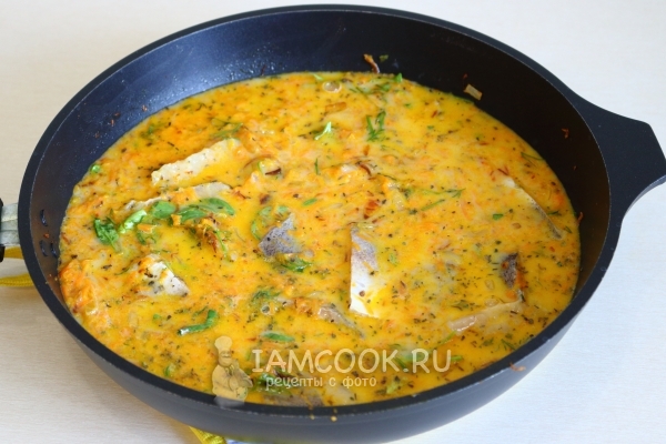 Вылить омлетную смесь на сковороду